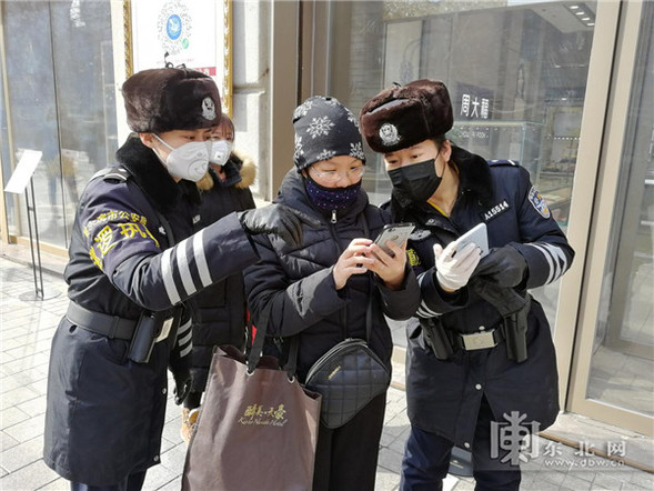 哈尔滨道里巡逻警力筑牢商圈复工安全屏障