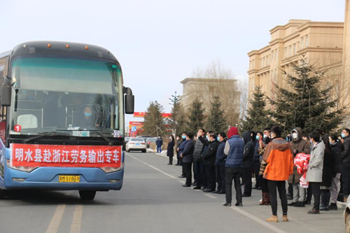 【黑龙江】【供稿】绥化市明水县包车包机送农民工远赴宁波务工