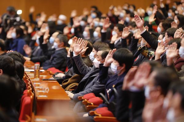 河南省政协十二届四次会议闭幕