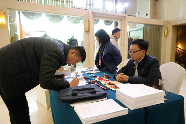 【两会专题 轮播图1】参加河南省政协十二届二次会议的委员报到