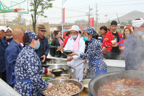 【河南供稿】河南郏县造“天下第一饸饹床” 摆千人“饕餮”饸饹宴