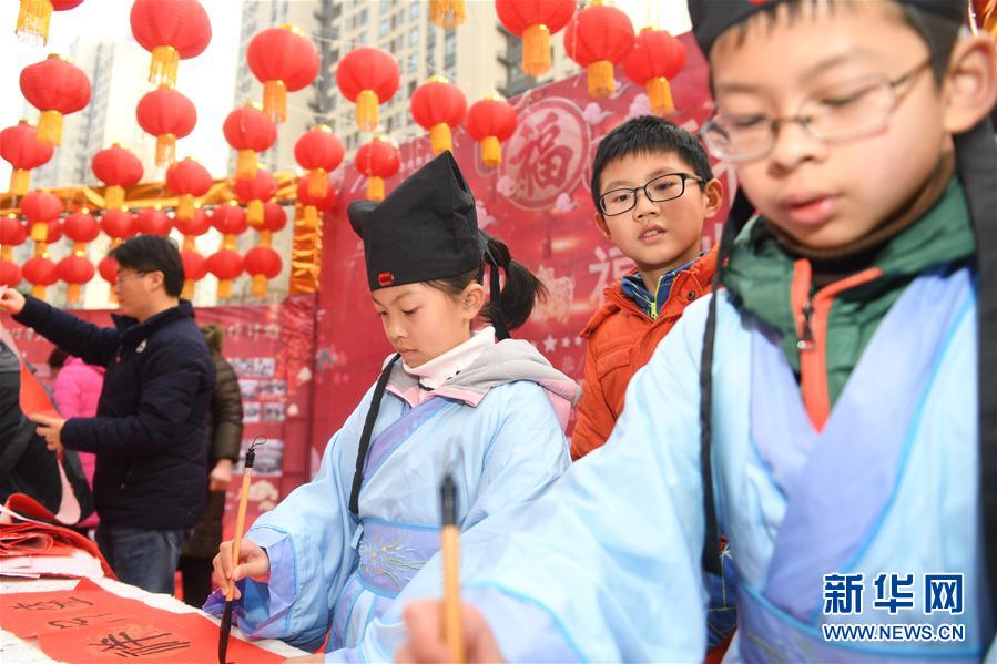 合肥：书写春联送祝福