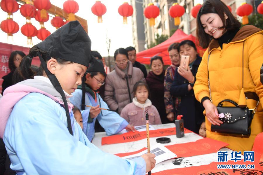 合肥：书写春联送祝福