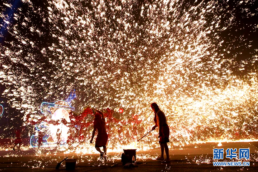 首届重庆铜梁中华龙灯艺术节开幕 “火树银花”点亮夜空