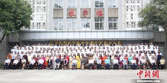 裘援平寄语东盟华裔留学生：学好中文 成为双语人才