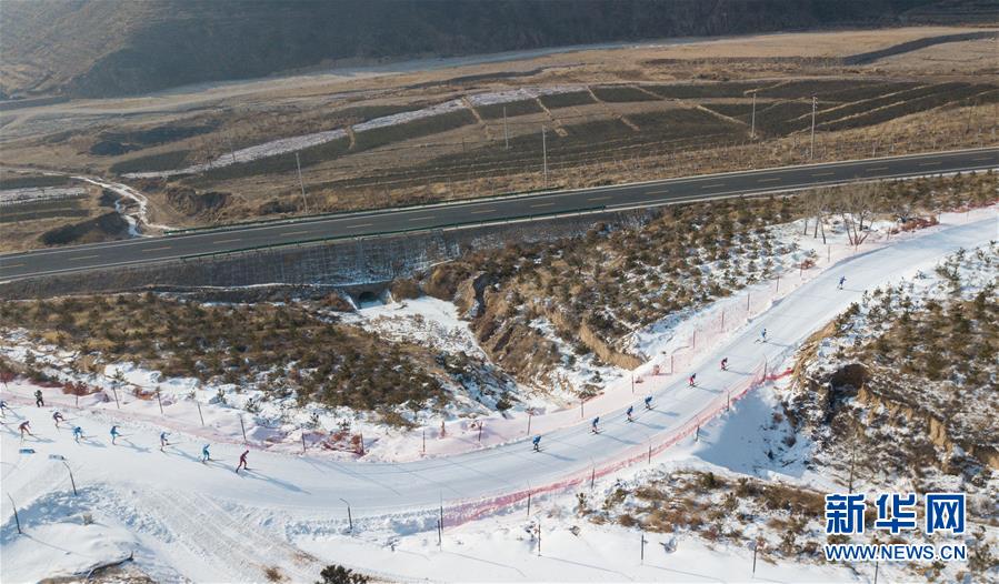 内蒙古：全国越野滑雪青少年锦标赛举行