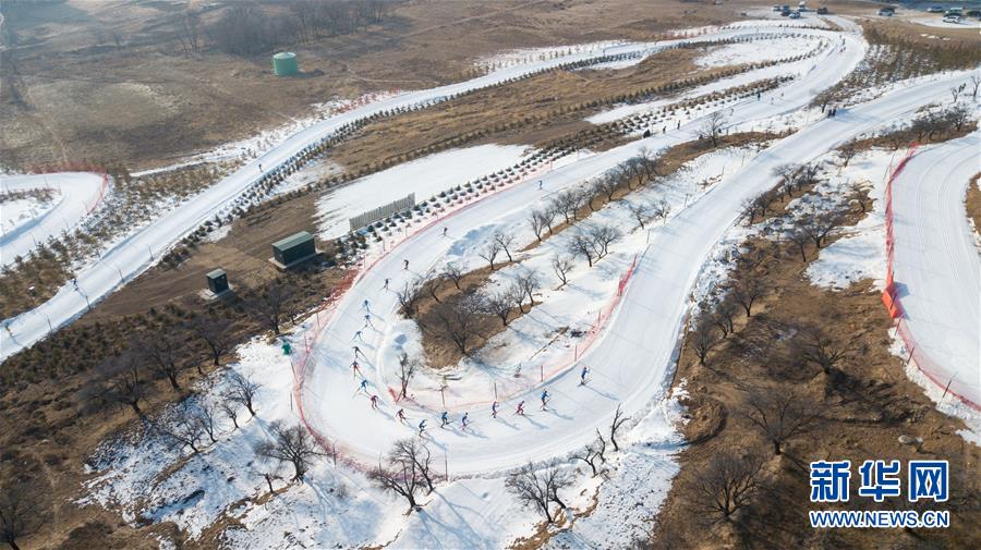 内蒙古：全国越野滑雪青少年锦标赛举行