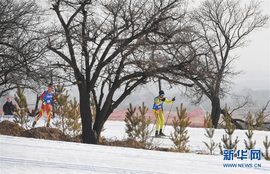 内蒙古：全国越野滑雪青少年锦标赛举行