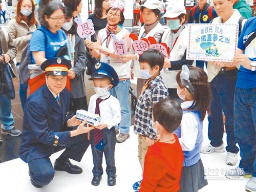 台铁替重症病童圆梦 5岁铁道迷戴大盘帽当1日站长