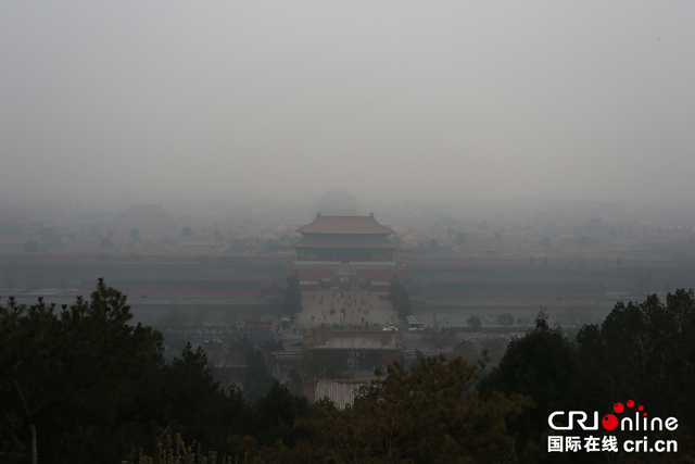 地标性建筑上俯瞰雾霾红色警报中的北京