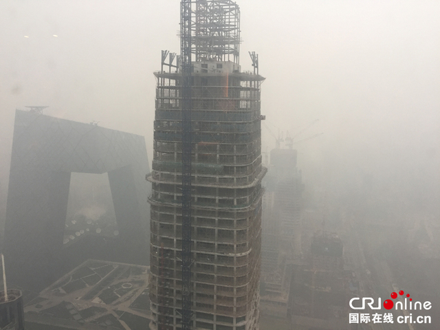 地标性建筑上俯瞰雾霾红色警报中的北京