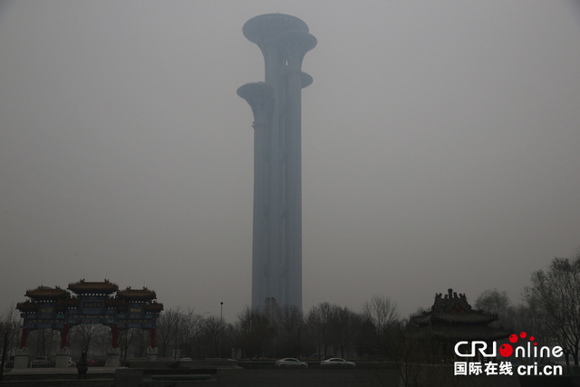 地标性建筑上俯瞰雾霾红色警报中的北京