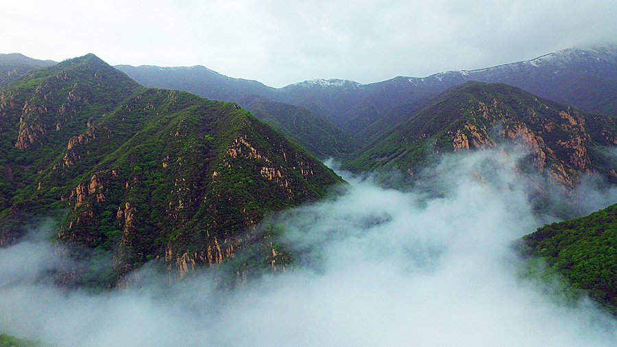 Guichuan Welcomes May with Blooming Flowers while Haituo Mountain Embraces the Winter Olympics with Snowfall_fororder_雾笼山峦  古大鹏摄_副本