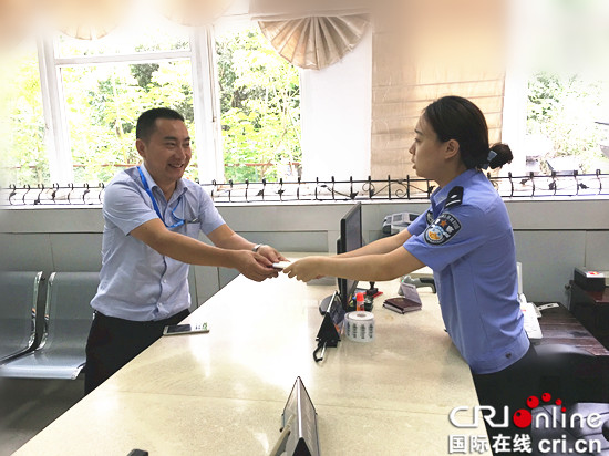 已过审【区县联动】【万盛】价值10万玻璃出口老挝发霉 万盛民警速解难题【区县联动】玻璃出口老挝发霉 万盛民警速解难题