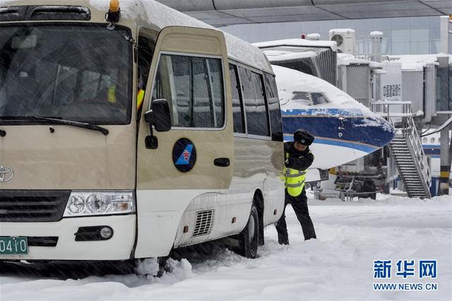 乌鲁木齐遭罕见暴雪 积雪超37厘米突破历史极值