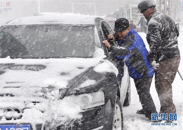 乌鲁木齐遭罕见暴雪 积雪超37厘米突破历史极值