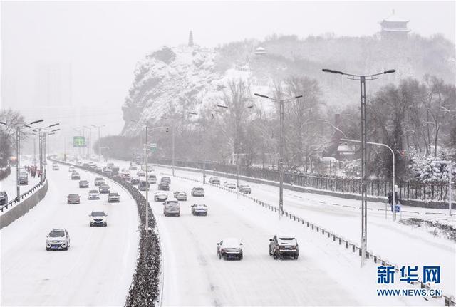 乌鲁木齐遭罕见暴雪 积雪超37厘米突破历史极值