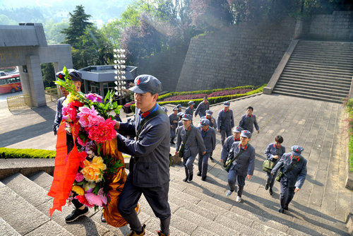 【河南供稿】三门峡湖滨区法院组织干警走进大别山 感悟红色革命精神