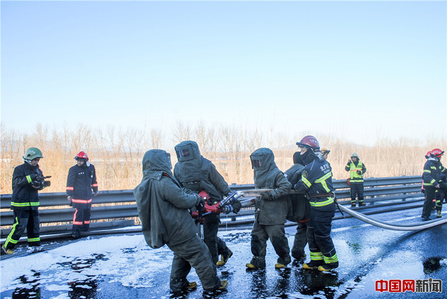 北京6环路一载30吨油罐车起火爆炸