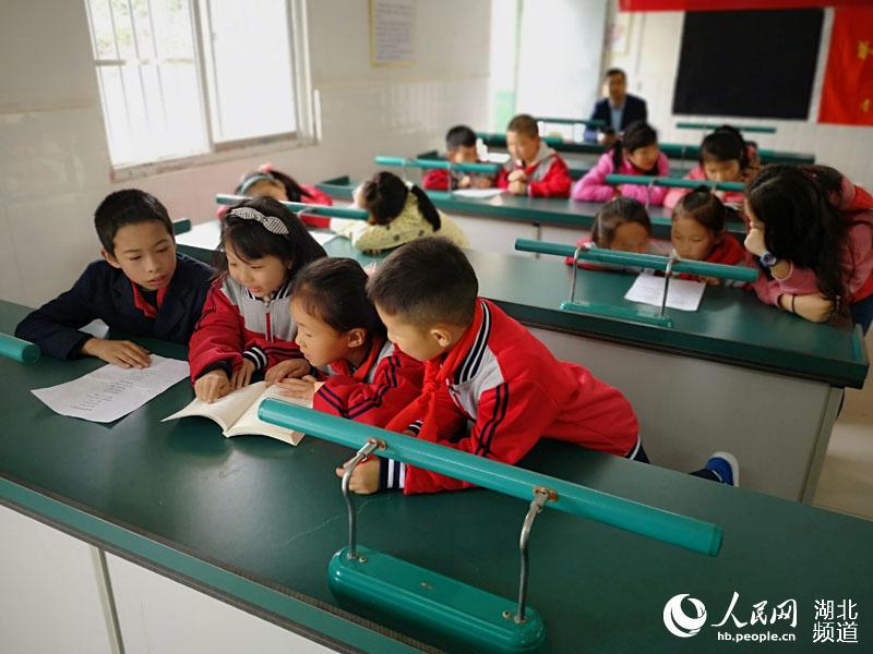 世界读书日：高校志愿者向“百人小学”留守儿童捐赠图书