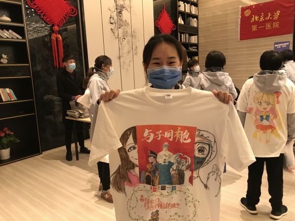 武汉志愿者发起“同袍计划” 上千件手绘战“疫”T恤送给援汉医疗队