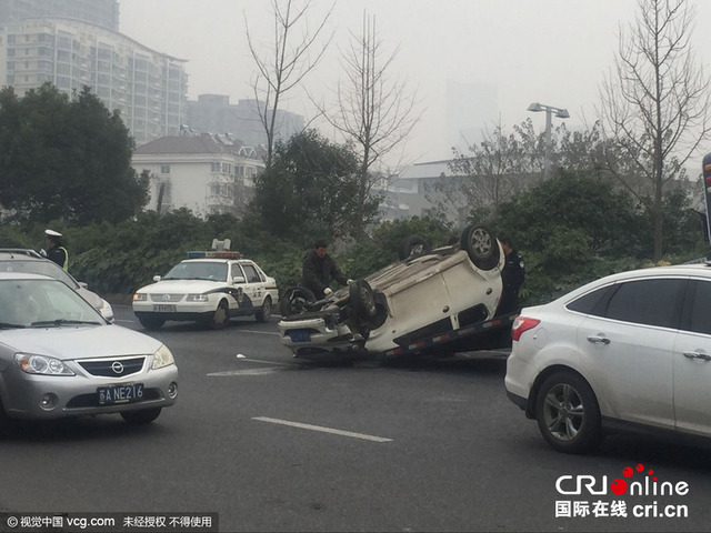 南京一比亚迪轿车爆胎失控翻车四轮朝天