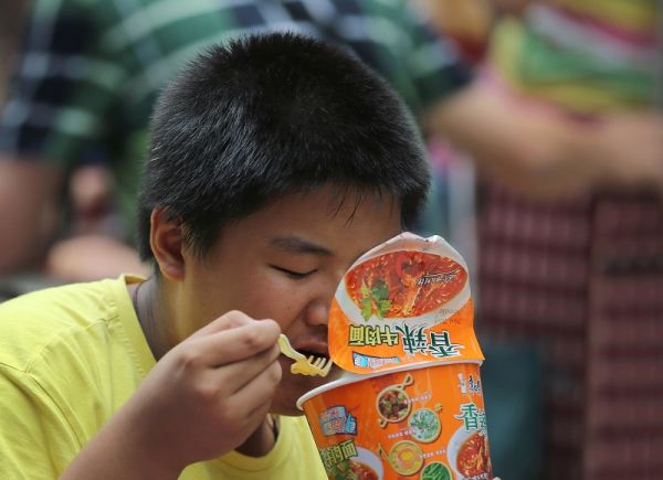 广东食堂新规：火腿肠不算荤菜 将禁售方便面