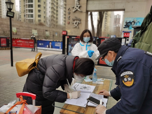 【河北012801】石家庄抗“疫”志愿者柏念念：坚守交通一线 护送学生回家