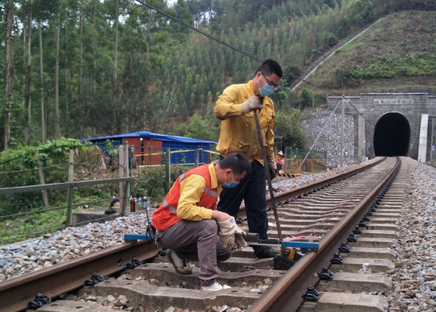 【“宁局”已和铁路职工确认，可用】【交通业“在奔跑”】安全与担当并进 铁路奏响“一心抗疫”激昂乐章