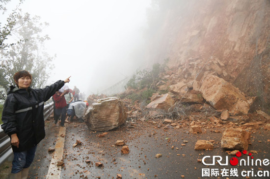 已过审【区县联动】【巫山】巫山县渝鄂省际路山体滑坡 公路局2小时抢险排阻【区县联动】【巫山】】巫山县渝鄂省际路发生山体滑坡