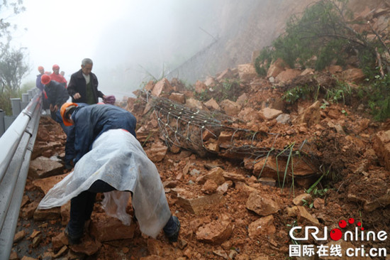 已过审【区县联动】【巫山】巫山县渝鄂省际路山体滑坡 公路局2小时抢险排阻【区县联动】【巫山】】巫山县渝鄂省际路发生山体滑坡