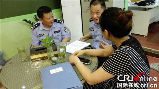 已过审【社会民生 列表】小小门牌大蜕变 江北民警解决老难题