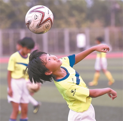 （教育）泰州市姜堰区第二实验小学学生们进行足球训练