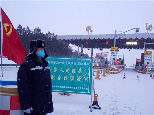 【组图】【黑龙江】【供稿】黑河：寒雪纷飞春料峭 交警奋战保平安