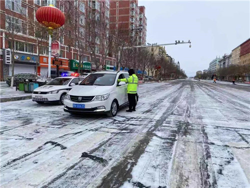 【组图】【黑龙江】【供稿】黑河：寒雪纷飞春料峭 交警奋战保平安