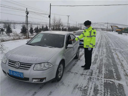 【组图】【黑龙江】【供稿】黑河：寒雪纷飞春料峭 交警奋战保平安