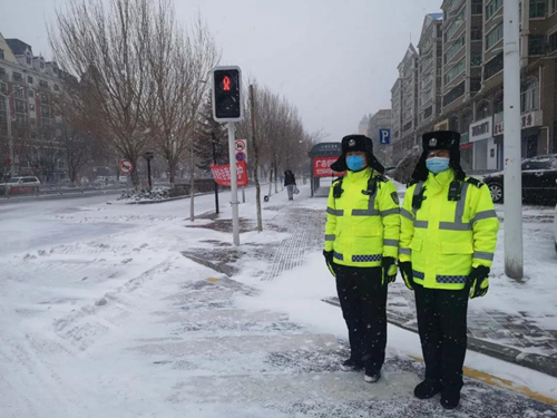 【组图】【黑龙江】【供稿】黑河：寒雪纷飞春料峭 交警奋战保平安