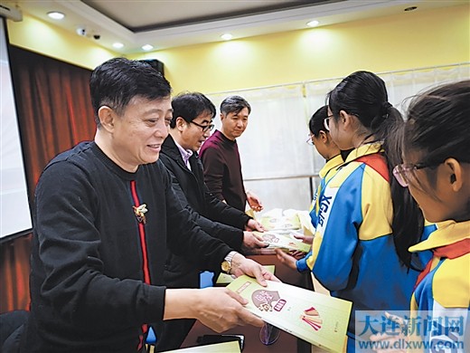 曲艺表演艺术家王敏为大连市西岗区中小学生赠书