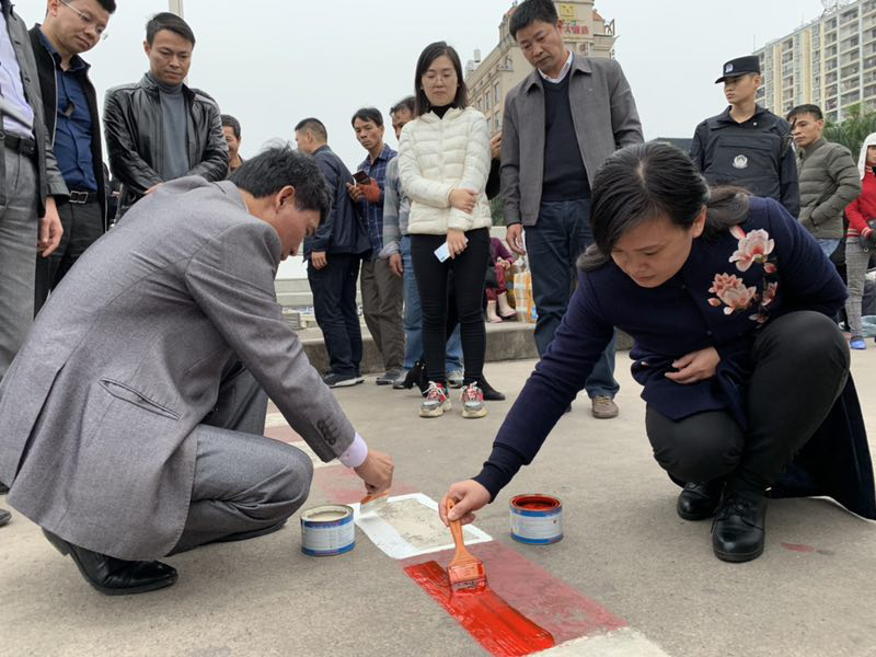 【唐已审】【供稿】中越代表为北仑河大桥分界线填色