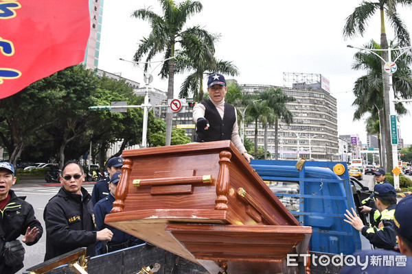 统派抬棺材冲台"立院" 呛苏贞昌：你们敢为"台独"死吗