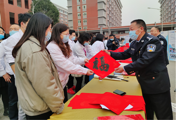 【B】重庆警方“送福普法” 让群众感受温暖