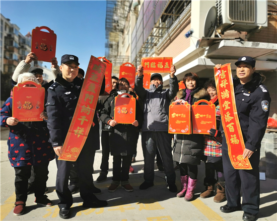 （B 区县 三吴大地南通）南通市公安局开发区分局小海派出所开展春节送祝福慰问活动