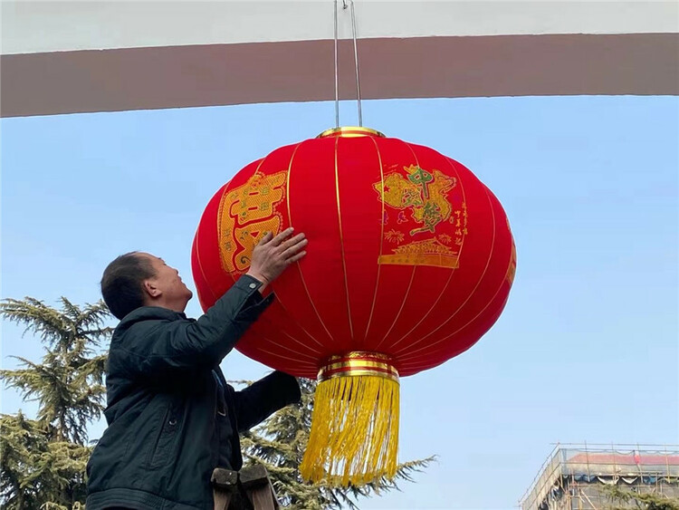 平顶山卫东区：挂灯笼 迎新年