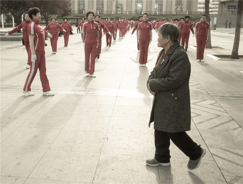 图片默认标题_fororder_广场 魏翔Wei Xiang.   on the square-2. 2019 Dalian