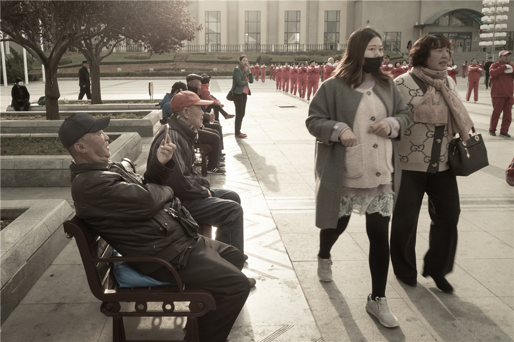 图片默认标题_fororder_在广场 魏翔Wei Xiang.   on the square-1. 2019 Dalian