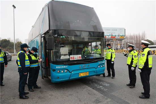 （原创图文）推进长三角交通一体化 多部门联合执法护航春运