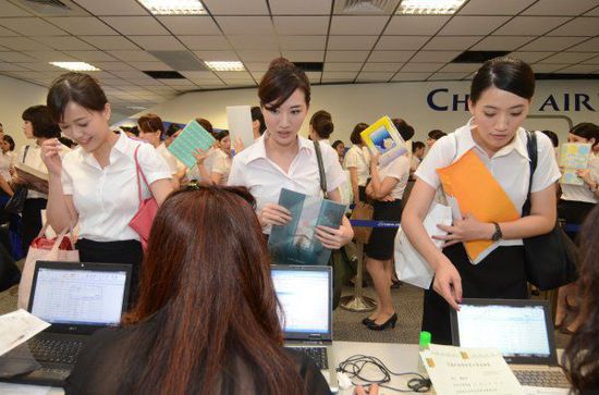 台湾华航招考150名空服员，来7000，录取率仅2%。台媒图