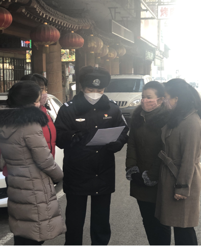 “抗击疫情 警徽在闪耀”|精通2门外语 沈阳女警“线下+线上”指导外国人科学防疫