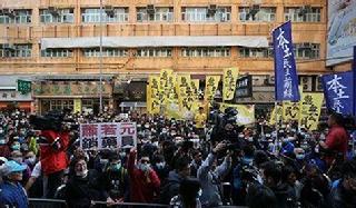 图：激进组织“热血公民”及“本土民主前线”等团体极力煽动两地矛盾，昨日召集数百人声称要“狙击”屯门水货客 图片来源：大公网