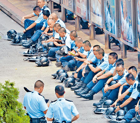 香港警长因占中加班200小时诱发心脏病命危